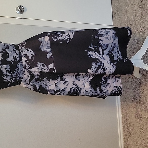 Elegant Tally Taylor Abstract Pattern Fit-and-Flare Dress, Size 6 - Picture 3 of 5